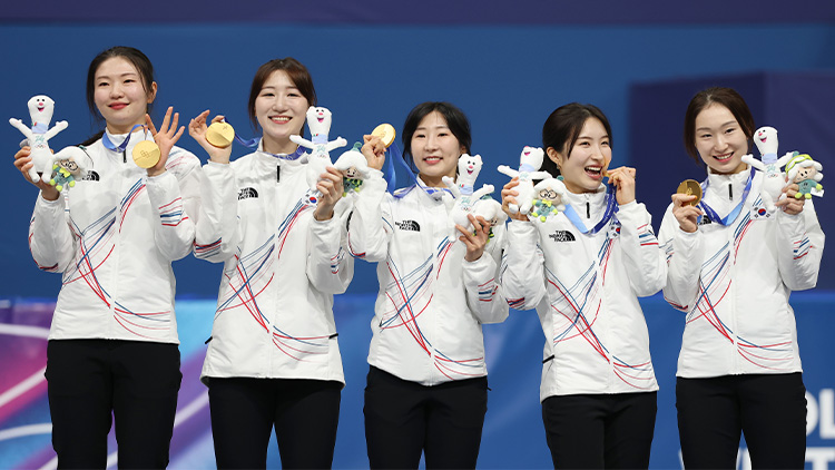 18일(현지시간) 이탈리아 밀라노 아이스스케이팅 아레나에서 열린 2026 밀라노-코르티나담페초 동계올림픽 쇼트트랙 여자 3000m 계주 결승에서 금메달을 따낸 한국 선수들이 메달을 목에 걸고 환하게 웃고 있다. 오른쪽부터 최민정, 김길리, 이소연, 노도희, 심석희 /연합뉴스