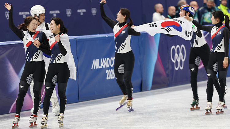 18일(현지시간) 이탈리아 밀라노 아이스스케이팅 아레나에서 열린 2026 밀라노-코르티나담페초 동계올림픽 쇼트트랙 여자 3000m 계주 결승에서 금메달을 따낸 한국 최민정과 김길리 등 선수들이 세리머니를 하고 있다. /연합뉴스