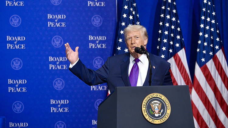 도널드 트럼프 미국 대통령이 2026년 2월 19일 미국 워싱턴의 도널드 J. 트럼프 미국 평화연구소에서 열린 평화위원회 회의에서 연설하고 있다. /EPA=연합뉴스