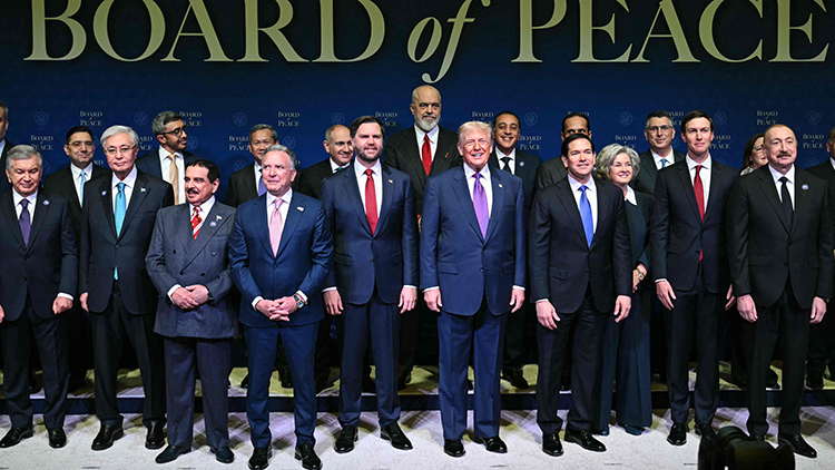 도널드 트럼프 미국 대통령(가운데)이 밴스 미국 부통령(왼쪽)과 마르코 루비오 미국 국무장관(오른쪽)과 함께 2026년 2월 19일 워싱턴 D.C.에 있는 미국 평화연구소에서 열린 '평화위원회' 출범식에서 기념사진을 찍고 있다. /AFP=연합뉴스