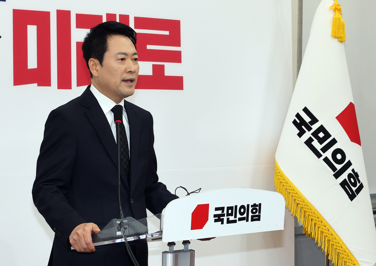 국민의힘 장동혁 대표가 20일 국회에서 윤석열 전 대통령에 대한 1심 무기징역 선고 관련, 입장을 밝히고 있다.  /연합뉴스 