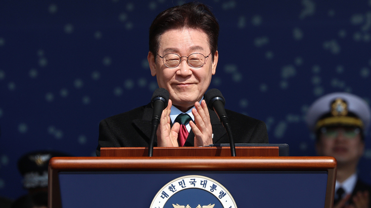 이재명 대통령이 20일 충남 계룡대 대연병장에서 열린 육·해·공군 사관학교 통합임관식에서 축사에 앞서 박수를 치고 있다.  /연합뉴스 