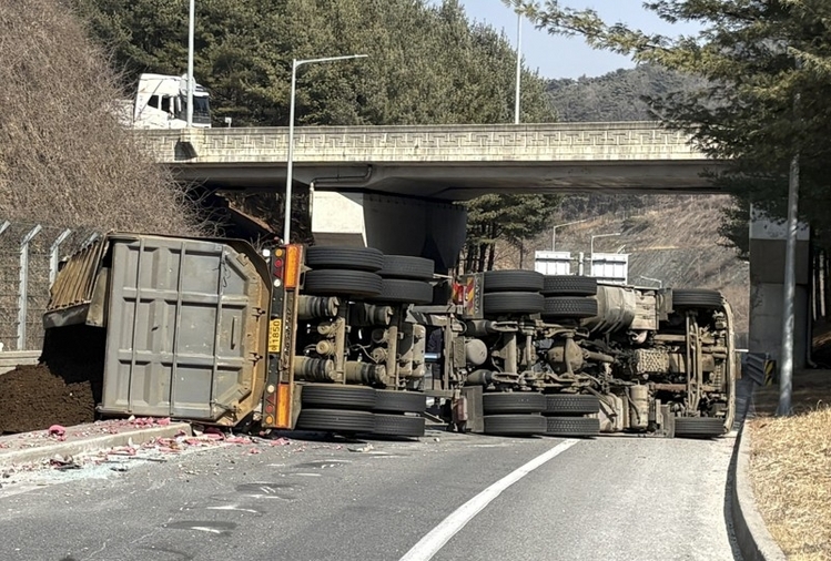 북단양IC 램프 구간 덤프트럭 전도