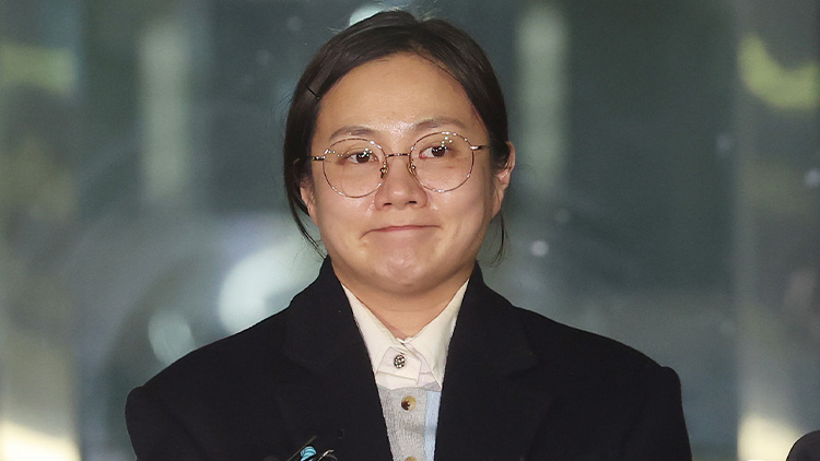 전직 매니저들에 대한 '갑질'과 불법 의료행위 의혹을 받는 방송인 박나래씨가 20일 경찰에 출석해 조사를 받은 뒤 서울 강남경찰서를 나서며 취재진 질문을 받고 있다. /연합뉴스