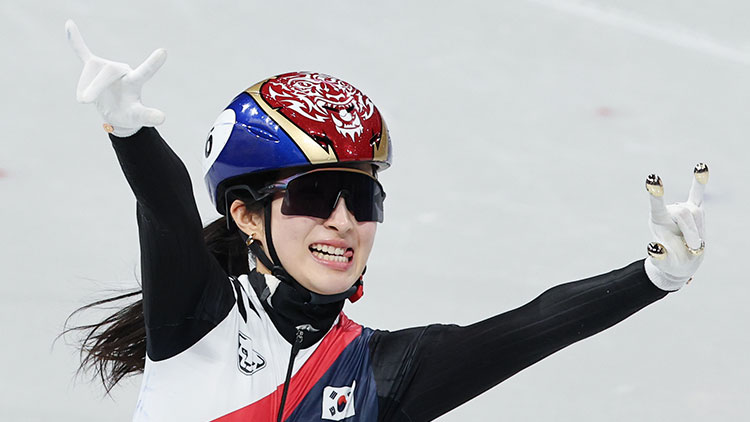 20일(현지시간) 이탈리아 밀라노 아이스스케이팅 아레나에서 열린 2026 밀라노ㆍ코르티나담페초 동계올림픽 쇼트트랙 여자 1,500m 결승에서 김길리가 1위로 결승선을 통과한 뒤 기뻐하고 있다. /연합뉴스