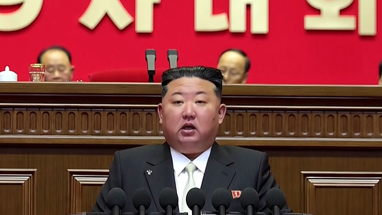 김정은 북한 국무위원장이 지난 19일 평양 4·25문화회관에서 열린 노동당 제9차 대회에서 개회사를 하고 있다. /연합뉴스