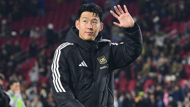 21일 로스앤젤레스 LA 메모리얼 콜리세움에서 열린 로스앤젤레스 풋볼 클럽과 인터 마이애미와의 메이저리그 축구 개막전이 끝난 후 팬들에게 손을 흔들고 있는 손흥민 /AFP=연합뉴스