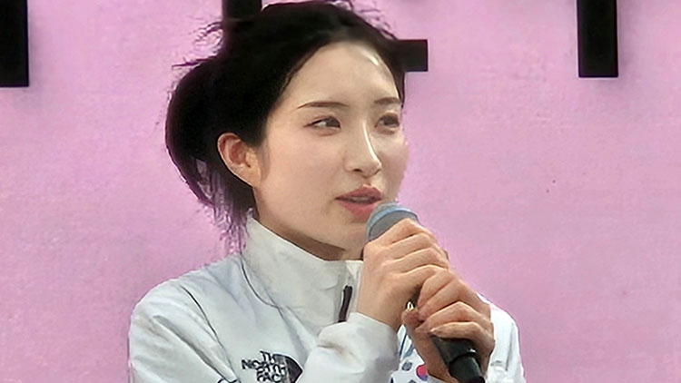 22일(현지시간) 이탈리아 밀라노 코리아하우스에서 열린 2026 밀라노ㆍ코르티나담페초 동계올림픽 대한민국 선수단 해단식에서 MVP로 선정된 쇼트트랙 김길리가 소감을 말하고 있다. /연합뉴스