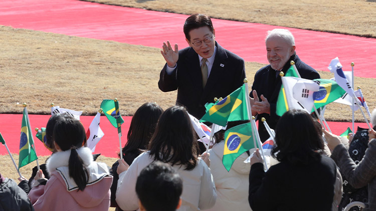 이재명 대통령과 루이스 이나시우 룰라 다시우바 브라질 대통령이 23일 청와대에서 열린 국빈 방한 공식환영식에서 어린이 환영단을 향해 인사하고 있다. /연합뉴스