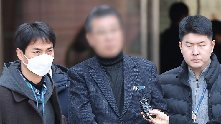 생활지도 등을 빌미로 여성 장애인들과 강제 성관계를 맺거나 유사 성행위를 강요한 혐의 등(성폭력처벌법상 장애인피보호자 간음 등·장애인복지법상 폭행)을 받는 중증장애인 거주시설 색동원 시설장 김모씨가 구속 전 피의자 심문(영장실질심사)를 마치고 지난 19일 서울 서초구 서울중앙지방법원을 나서고 있다. /연합뉴스