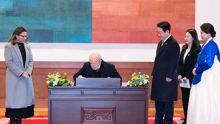 이재명 대통령 부부가 23일 청와대에서 국빈 방한한 루이스 이나시우 룰라 다시우바 브라질 대통령의 방명록 작성을 지켜보고 있다. /연합뉴스