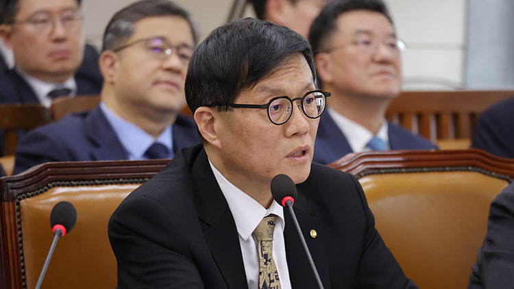 이창용 한국은행 총재가 23일 국회에서 열린 재정경제기획위원회 전체 회의에 출석해 의원 질의에 답하고 있다. /연합뉴스