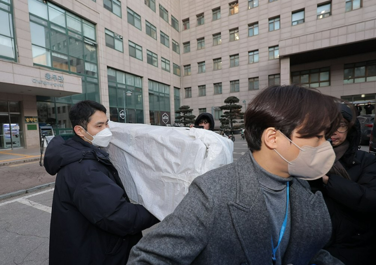 '군경합동조사 TF'가 지난 21일 피의자 장모씨와 오모씨가 다니던 서울의 한 대학교 공대 건물에서 압수품을 옮기고 있다