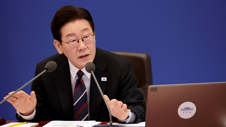 이재명 대통령이 24일 청와대에서 열린 국무회의에서 발언하고 있다. /청와대통신사진기자단