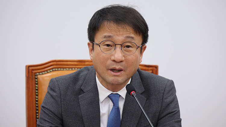 더불어민주당 한병도 원내대표가 24일 국회에서 열린 원내대책회의에서 이날 오후 열릴 예정인 본회의에 상정할 법안에 대해 말하고 있다. /연합뉴스