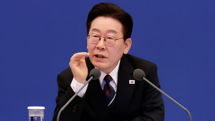 이재명 대통령이 24일 청와대에서 열린 국무회의에서 발언하고 있다. /청와대통신사진기자단