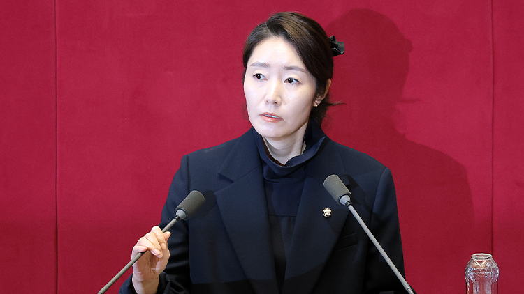 이른바 '공천헌금 1억원 수수' 혐의로 구속영장이 청구된 무소속 강선우 의원이 24일 국회에서 열린 2월 임시국회 8차 본회의에서 자신의 체포동의안에 대한 신상 발언을 하고 있다.  /연합뉴스 