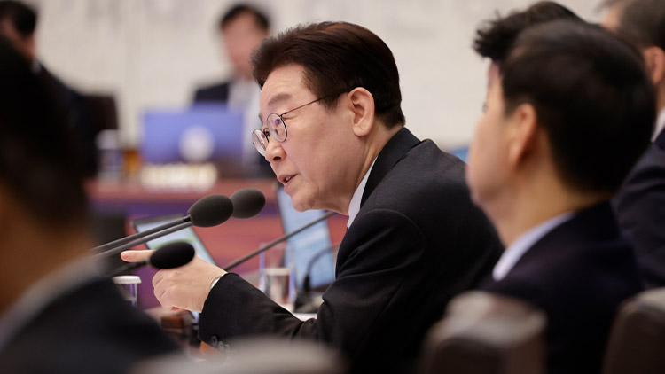 이재명 대통령이 지난 24일 청와대에서 열린 국무회의에서 발언하고 있다. /청와대통신사진기자단