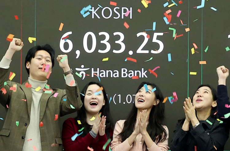 코스피가 장중 6000을 넘어선 가운데 25일 서울 중구 하나은행 본점 딜링룸에서 직원들이 세리머니를 펼치고 있다. /연합뉴스