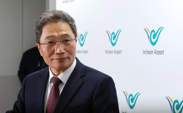 이학재 인천국제공항공사 사장이 25일 인천공항 기자실에서 열린 기자회견에 입장하고 있다.