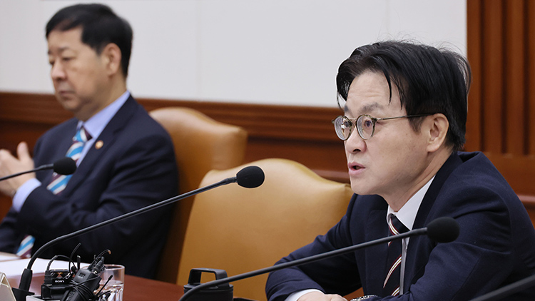 김정관 산업통상부 장관이 25일 서울 종로구 정부서울청사에서 열린 경제관계장관회의 겸 산업경쟁력강화 관계장관회의에서 발언하고 있다.  /연합뉴스