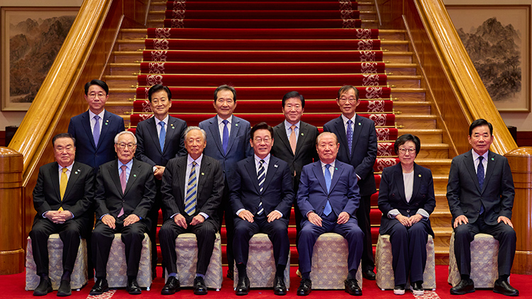 이재명 대통령이 25일 청와대에서 열린 더불어민주당 상임고문단 오찬 간담회에 앞서 참석자들과 기념촬영을 하고 있다. 
    앞줄 왼쪽부터 문희상·임채정·권노갑 상임고문, 이재명 대통령, 김원기·한명숙·김진표 상임고문. 뒷줄 왼쪽부터 조정식 정무특보, 정동영·정세균·박병석·이용득 상임고문. /청와대 제공