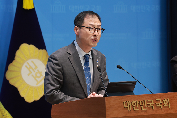 더불어민주당 김상욱 의원이 25일 국회 소통관에서 울산시장 출마를 선언하고 있다. /연합뉴스 