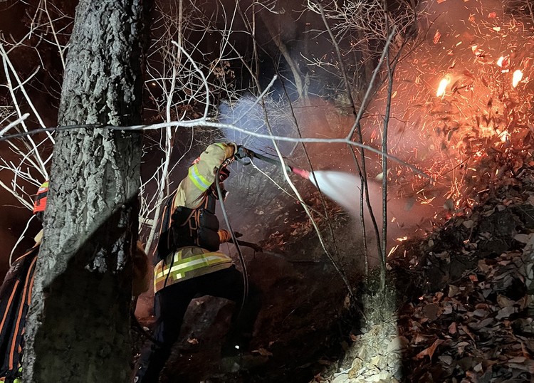 25일 오후 경북 영주시 안정면 용산리 야산에 공군 전투기가 추락하면서 발생한 산불을 소방당국이 진화하고 있다.  /경북소방본부 제공