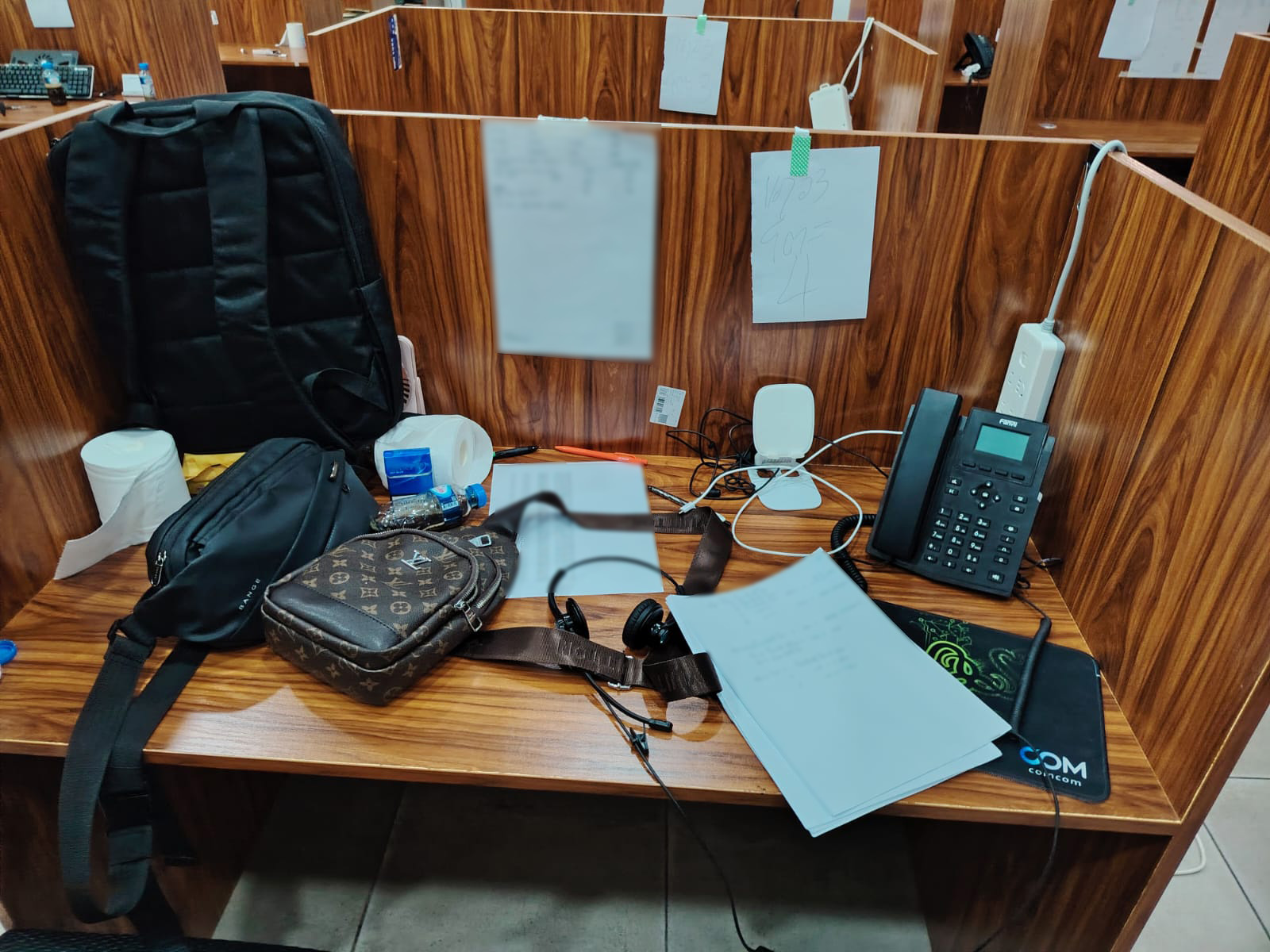 조직원들이 사용했던 라오스 콜센터 내부 책상/경기북부경찰청 제공