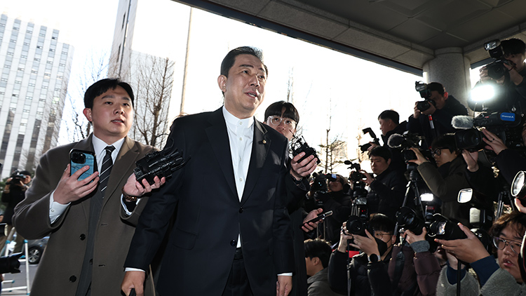 김병기, 경찰 출석…"의혹·음해 해소하고 반드시 명예 회복"