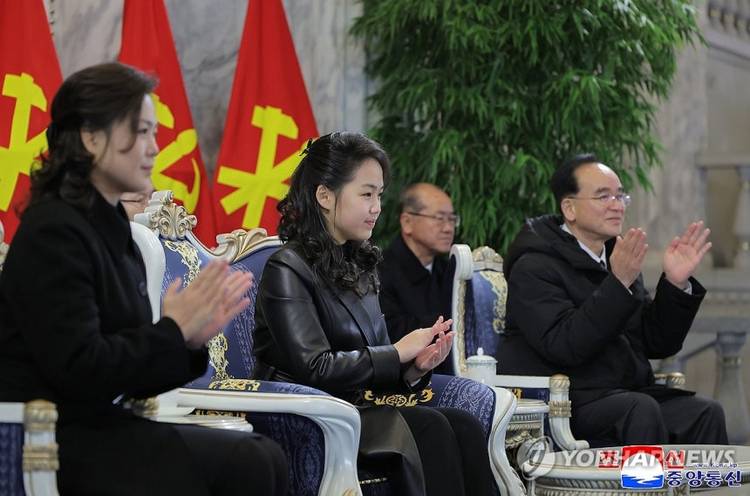 김정은 국무위원장의 딸 주애가 조선노동당 제9차대회 기념 열병식에 참석해 박수를 치고 있다