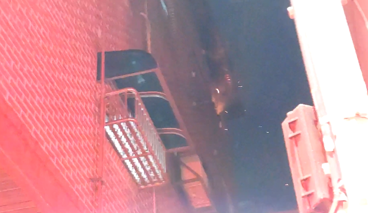 주택 창문 밖으로 불길이 솟구치는 모습 / 출처=서울 관악소방서