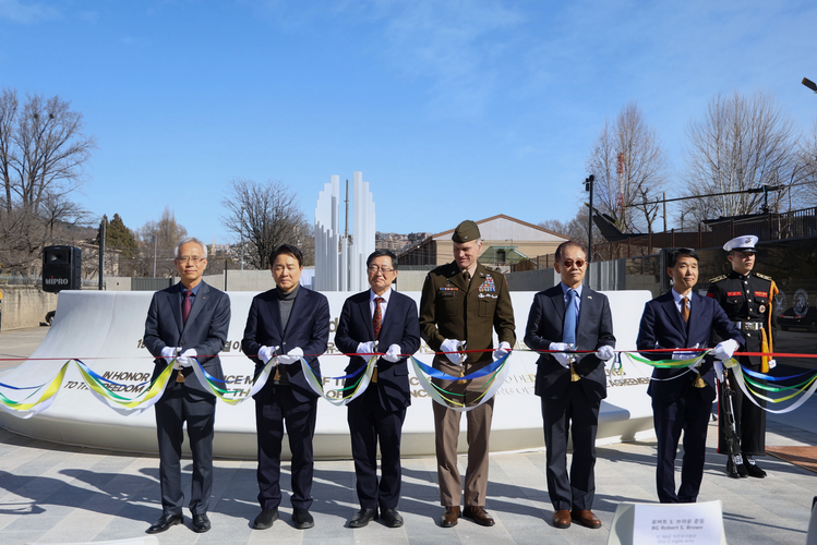 25일 전쟁기념관에서 열린 '주한미군 전사자·실종자 추모시설’ 제막식에서 주요 귀빈이 테이프 커팅하는 모습이다. (왼쪽부터 양동학 전쟁기념사업회 사무총장, 성일종 국회의원, 백승주 전쟁기념사업회장, 미 제8군 작전부사령관 로버트 S. 브라운 준장, 김병관 前 한미연합군사령부 부사령관, 이경구 한미동맹재단 사무총장)/전쟁기념사업회