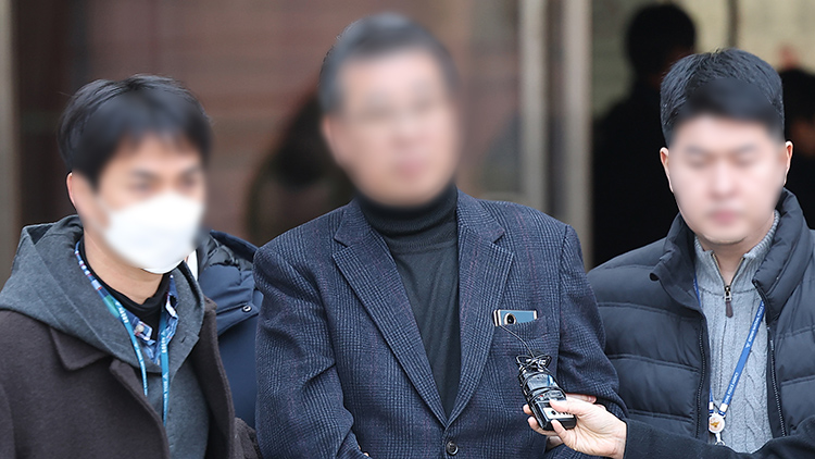 생활지도 등을 빌미로 여성 장애인들과 강제 성관계를 맺거나 유사 성행위를 강요한 혐의 등(성폭력처벌법상 장애인피보호자 간음 등·장애인복지법상 폭행)을 받는 중증장애인 거주시설 색동원 시설장 김모씨가 구속 전 피의자 심문(영장실질심사)를 마치고 지난 19일 서울 서초구 서울중앙지방법원을 나서고 있다. /연합뉴스