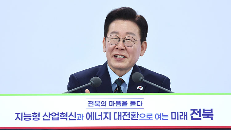 이재명 대통령이 27일 전북 전주시 전북대학교에서 열린 '전북의 마음을 듣다' 타운홀미팅 간담회에서 발언하고 있다. /연합뉴스