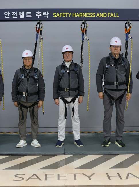 오일근 롯데건설 대표(사진 왼쪽에서 두 번째)가 27일 오산 롯데인재개발원에서 진행된 경영진 안전체험교육에 참여해 안전벨트 추락 체험을 하고 있다. (제공 : 롯데건설)