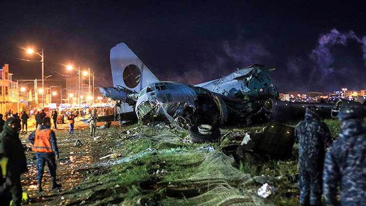 현지시간 27일, 볼리비아의 수도 인근에서 현금을 수송하고 있던 화물기가 공항에 착륙하다 추락한 모습 /EPA=연합뉴스