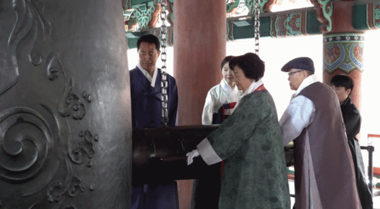 김상권 선생의 자녀 김순희 씨와 권기수 선생의 손주 권오철 씨, 오세훈 서울시장, 최호정 서울시의회 의장이 1일(일) 보신각 일대에서 열린 제107주년 3.1절 기념 타종행사에서 타종하고 있다. / 서울시 제공