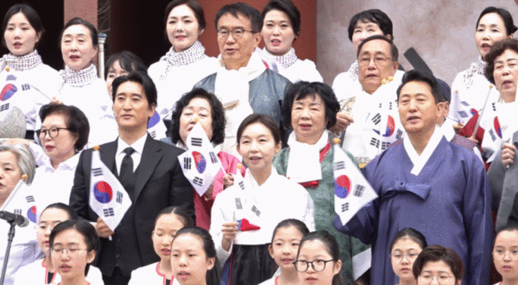 제107주년 3.1절 기념 보신각 타종행사에서 오세훈 시장 등 참석자들이 3.1절 노래를 합창하고 있다. / 서울시 제공