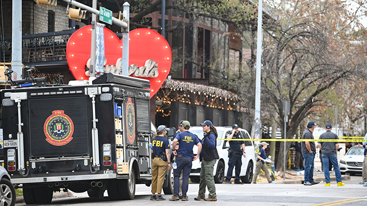 2026년 3월 1일 일요일, 텍사스주 오스틴 6번가에 위치한 뷰포드(Buford's)에서 발생한 총격 사건을 오스틴 경찰과 FBI가 조사하고 있다. /AP=연합뉴스 