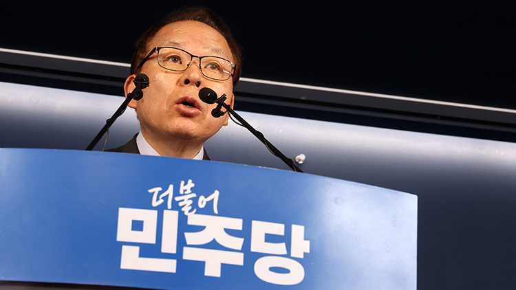 더불어민주당 김이수 중앙당 공천관리위원장이 2일 서울 여의도 중앙당사에서 공천 심사 결과를 발표하고 있다. /연합뉴스