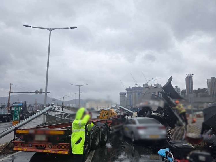 트레일러 전도 사고 현장/부산경찰청 제공