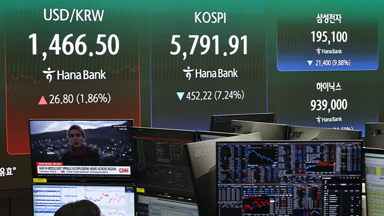 미국과 이란의 전쟁으로 지정학적 불안감이 지속되고 있는 3일 서울 중구 하나은행 딜링룸 현황판에 코스피 지수 등이 표시되고 있다. /연합뉴스