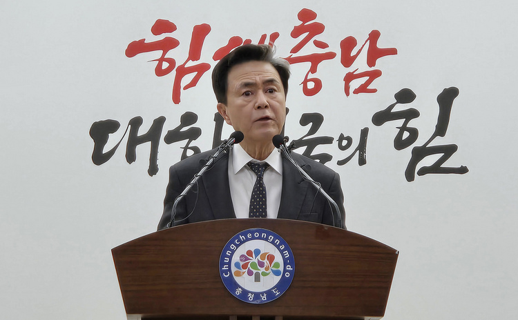 김태흠 충남지사가 4일 오전 충남도청에서 기자회견을 열고 행정통합과 관련한 자신의 의견을 밝히고 있다.  /연합뉴스 