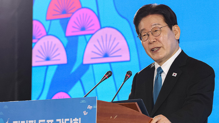 이재명 대통령이 4일 필리핀 마닐라의 한 호텔에서 열린 동포 간담회에서 발언하고 있다. /연합뉴스