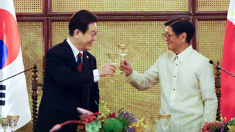 이재명 대통령과 페르디난드 마르코스 필리핀 대통령이 3일 필리핀 마닐라 말라카냥궁에서 열린 국빈방문 공식만찬에서 건배하고 있다. /연합뉴스