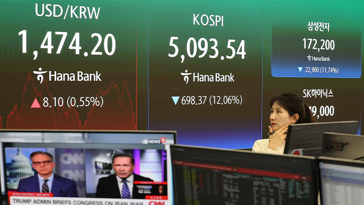 코스피가 미국과 이란 간 전쟁 발발 여파로 역대 최대 폭으로 폭락해 5,100선마저 내준 4일 서울 중구 하나은행 본점 딜링룸에 코스피와 원/달러 환율이 표시돼 있다. /연합뉴스