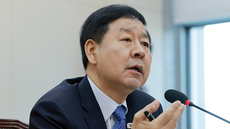 구윤철 부총리 겸 재정경제부 장관이 4일 국회에서 열린 대미투자특별법 처리를 위한 특별위원회 전체회의에서 특위 위원 질의에 답하고 있다. /연합뉴스