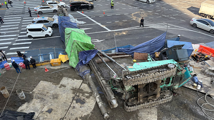 21m 천공기 '꽈당'…참사 피한 '아찔한 순간'