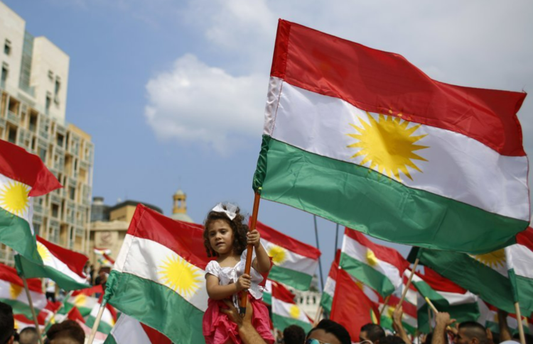 독립을 추진하는 쿠르드족들이 '쿠르디스탄' 국기를 흔들고 있다. /AP 연합뉴스